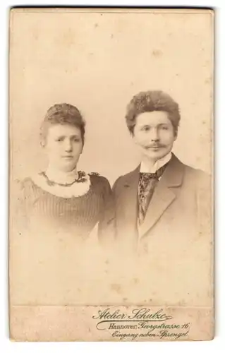 Fotografie Atelier Schulze, Hannover, Georgstr. 16, Junges Ehepaar, sie mit filigran verziertem Kragen, er mit Krawatte