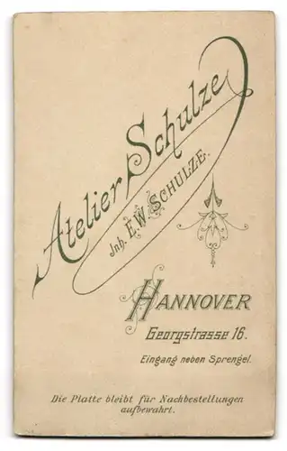 Fotografie Atelier Schulze, Hannover, Georgstr. 16, Junges Ehepaar, sie mit filigran verziertem Kragen, er mit Krawatte