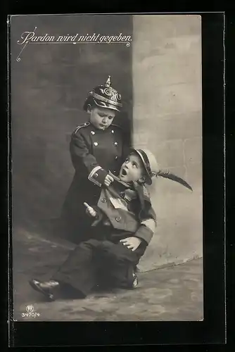 AK Kleiner Polizist mit kleinem Verbrecher