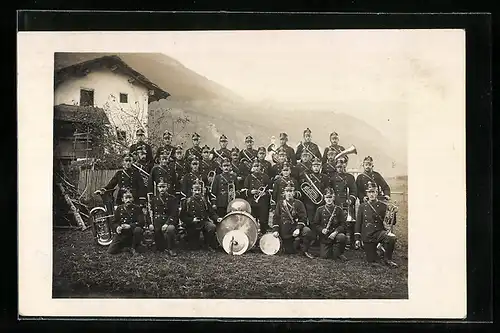 AK Musikkapelle mit Blasinstrumenten vor einem Haus in den Bergen