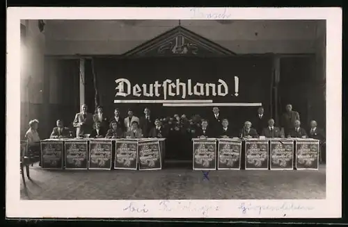 AK DDR, Frauen und Männer an Tischen mit Plakaten vor Fahne Deutschland!