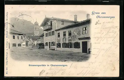 AK Oberammergau, Strassenpartie mit Gasthaus