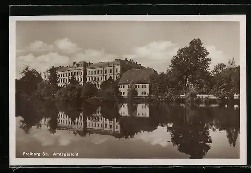 AK Freiberg i. Sa., Amtsgericht mit Reflexion im Wasser