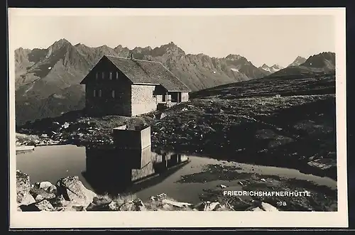 AK Friedrichshafnerhütte, Berghütte an einer steilen Klippe