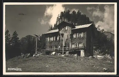 AK Rofanhütte, Ansicht mit Wiese und Flaggen