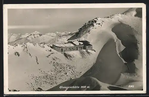 AK Glungezerhütte, Haus im tiefen Schnee