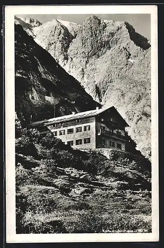 AK Karwendel-Haus, Berghütte vor Gipfelpanorama