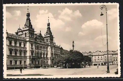 AK Pardubice, Strassenpartie mit Denkmal