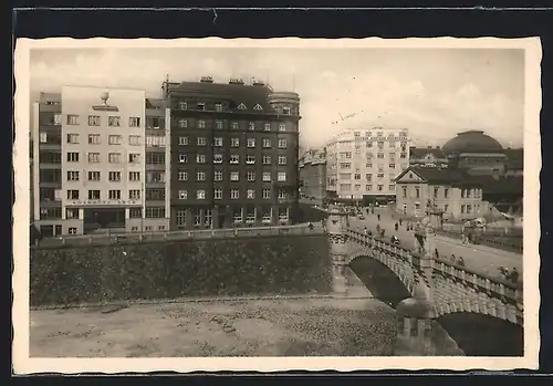 AK Plzen, Ortspartie am Wasser mit Brücke