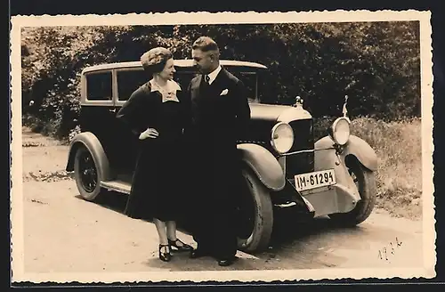Foto-AK Auto Imperia (1928), Junge Paar vor dem Wagen