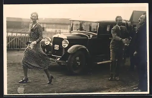 Foto-AK Auto Minerva AS (1931), König Leopold III und Königin Astrid nach der Anreise
