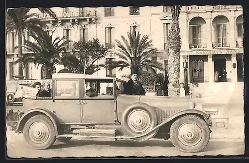 Foto-AK Auto Minerva 30CV (1927), Wagen parkt vor Bank