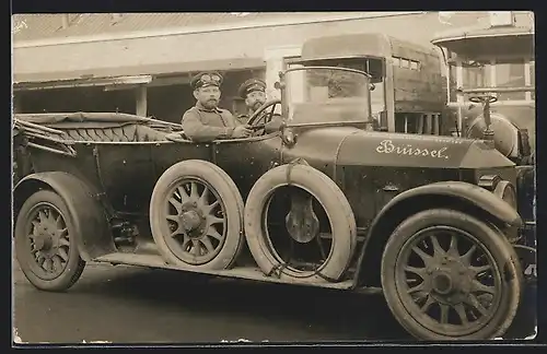 Foto-AK Auto Metallurgique (1913 /14), Zwei Fahrer im Wagen der Regierung Brüssel