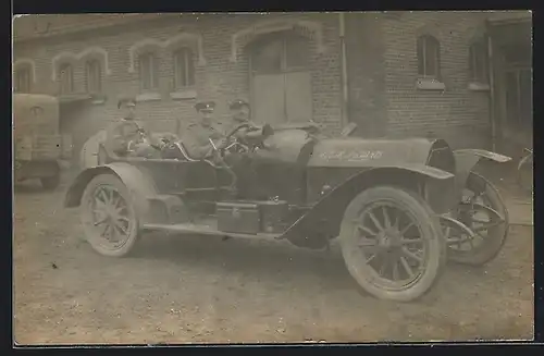 Foto-AK Auto Gobron-Brillie 40CV (1910 /1), Soldaten im Wagen