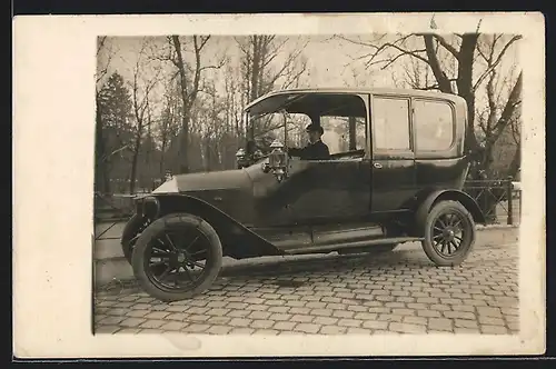 Foto-AK Auto Metallurgique (1913), Junger Mann am Steuer