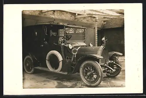 Foto-AK Auto Adams (1910 /11), Mann fährt aus der Garage