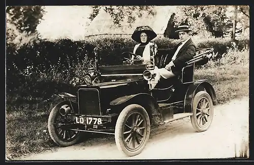 Foto-AK Auto Rover (190 ), Junges Paar, Frau am Steuer