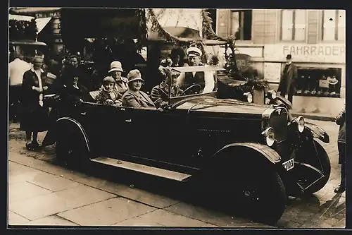 Foto-AK Auto Wanderer W10 /I 6 /30 (1926), Familie im Wagen auf einer belebten Strasse