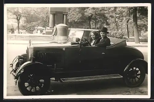 Foto-AK Auto Morris Cowley (1927), Junges Paar sitzt stolz im eigenen Wagen