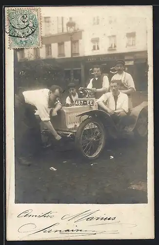 Foto-AK Auto Gladiator, Fünf Männer posieren am KFZ