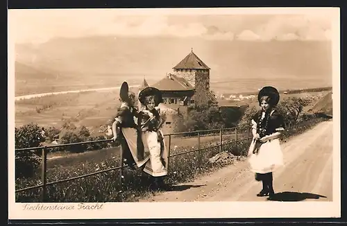 AK Drei junge Frauen in Liechtensteiner Tracht am Ortsrand stehend
