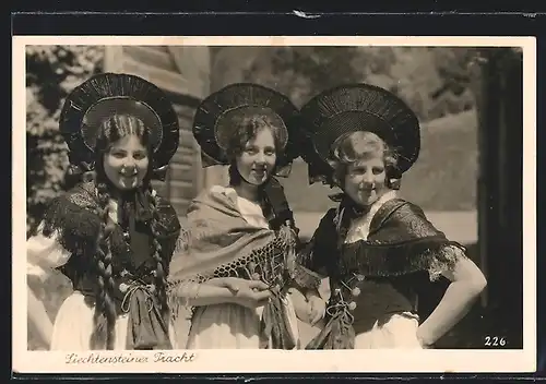 AK Drei junge Frauen in traditioneller Liechtensteiner Tracht