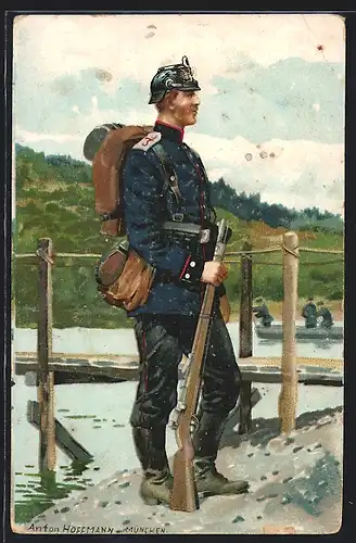 Künstler-AK Anton Hoffmann - München: Telegraphen-Bataillon 1. Soldat in Uniform und Gewehr an einer Flussbrücke stehend