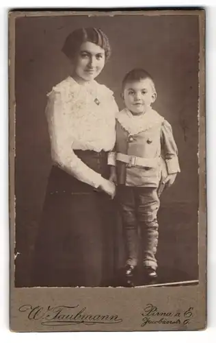 Fotografie W. Taubmann, Pirna a. E., Jacobäerstr. 6, Junge Dame in weisser Bluse mit Jungen