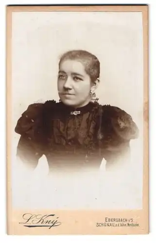 Fotografie L. Kny, Ebersbach i. S., Schönau a. d. böhm. Nordbahn, Junge Dame mit zurückgebundenem Haar