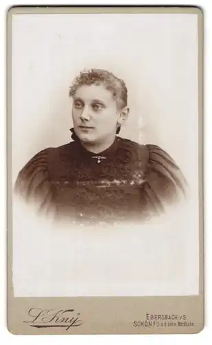 Fotografie L. Kny, Ebersbach i. S., Junge Dame mit zurückgebundenem Haar