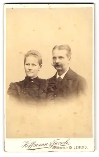 Fotografie Hoffmann & Jursch, Leipzig, Dorotheenstr. 10, Ehepaar in hübscher Kleidung