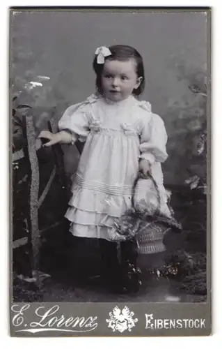 Fotografie E. Lorenz, Eibenstock, Kleines Mädchen im Kleid mit Blumenkorb