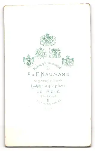 Fotografie A. & F. Naumann, Leipzig, Dorotheenstr. 6, Süsses Kleinkind im Hemd mit nackigen Füssen