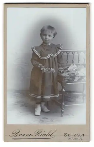 Fotografie Bruno Riedel, Oetzsch bei Leipzig, Kind im modischen Kleid