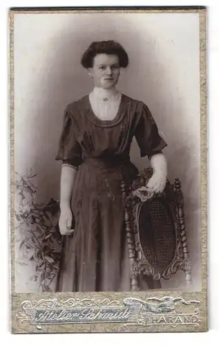 Fotografie A. Schmidt & Pötzsch, Tharand, Junge Dame im Kleid mit Handschuhen