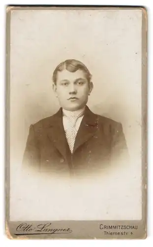 Fotografie Otto Langner, Crimmitschau, Theimestr. 4, Halbwüchsiger Knabe im Anzug mit Krawatte