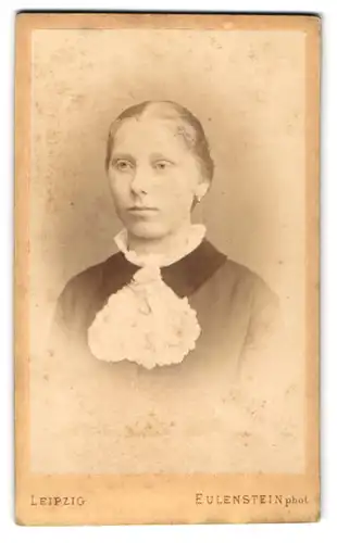 Fotografie Eulenstein, Leipzig, Zeitzer Str. 34, Junge Dame mit zurückgebundenem Haar