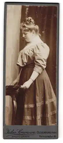 Fotografie Julius Simonsen, Oldenburg i. Holst., Junge Dame in Bluse und Rock