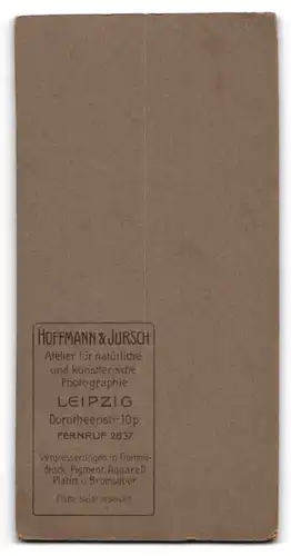 Fotografie Hoffmann & Jursch, Leipzig, Dorotheenstr. 10, Süsses Kleinkind im Hemd mit nackigen Füssen