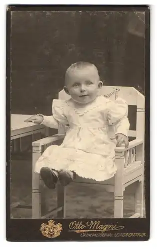 Fotografie Otto Magni, Crimmitschau, Leipzigerstr. 23, Kleines Kind im weissen Kleid
