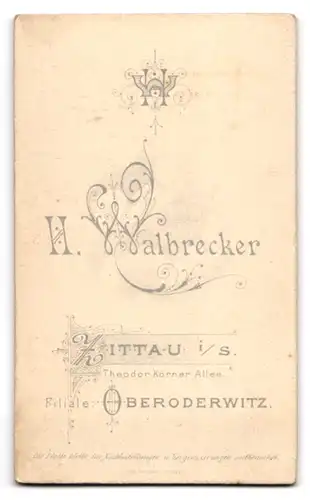 Fotografie H. Walbrecker, Zittau i. S., Theodor Körner-Allee, Junge Dame im weissen Kleid