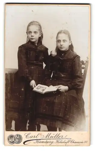 Fotografie Carl Müller, Hamburg, Hoheluft-Chaussée 35, Zwei junge Mädchen in karierten Kleidern