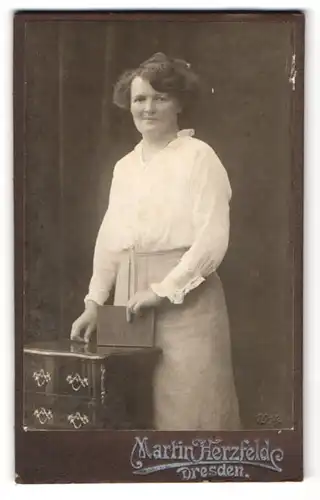 Fotografie Martin Herzfeld, Dresden, Bürgerliche Dame mit einem Buch