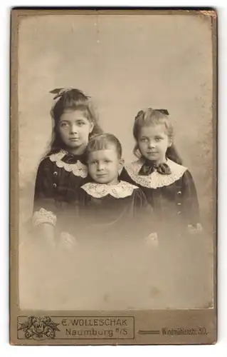 Fotografie E. Wolleschak, Naumburg a. S., Windmühlenstr. 30, Drei Kinder in hübscher Kleidung