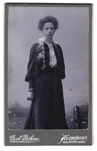 Fotografie Carl Böhme, Altenburg, Junge Dame in hübscher Kleidung