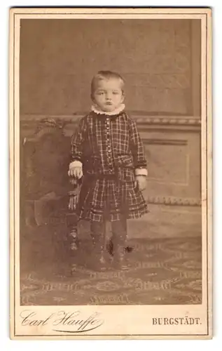 Fotografie Carl Hauffe, Burgstädt, Carolinenstr. 300, Kleines Kind in modischer Kleidung