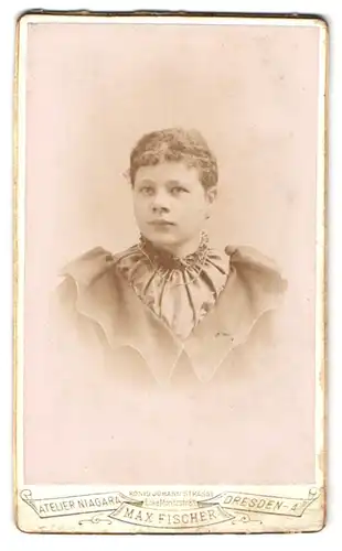 Fotografie Max Fischer, Dresden, König Johann-Str. Ecke der Moritz-Str., Junge Dame mit zurückgebundenem Haar