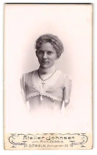 Fotografie Richard Zeissig, Döbeln, Zwingerstr. 33, Junge hübsche Dame mit Kreuzkette