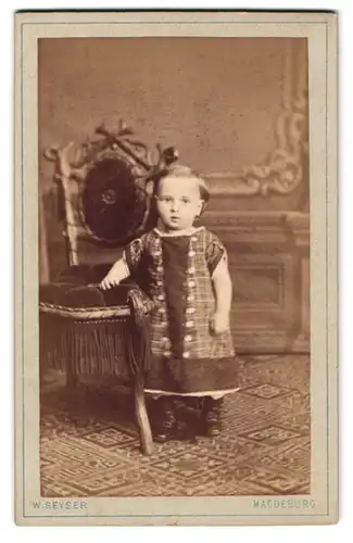 Fotografie W. Seyser, Magdeburg, Grosse Junker-Str. 15 a am Junkerplatz, Kleines Kind im karierten Kleid