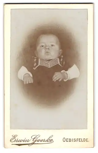 Fotografie Erwin Goerke, Oebisfelde, Süsses Kleinkind in modischer Kleidung